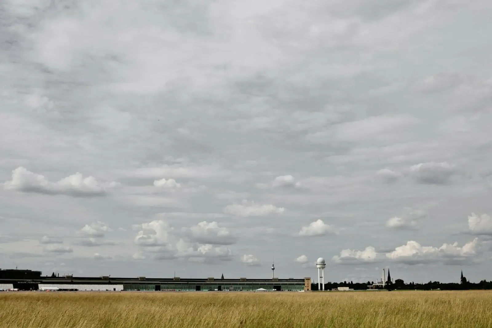 Tempelhof pellicola backlit da Marc Gruninger