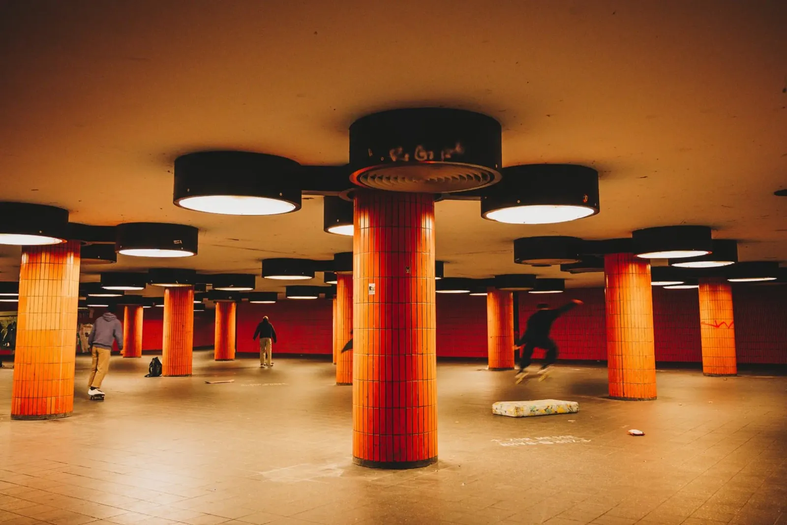 Metro de Berlín Túnel urbano con patinadores lámina retroiluminada de Bold and Retro