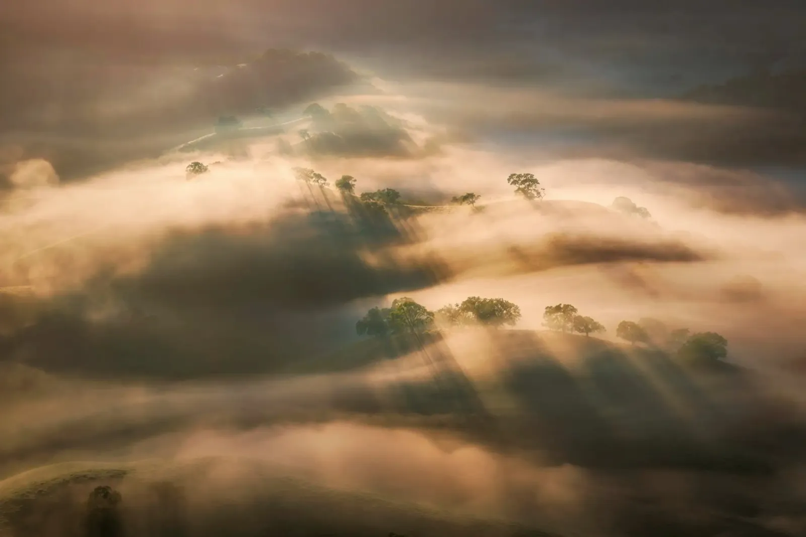nuvole colline pellicola backlit da Earthly Visions