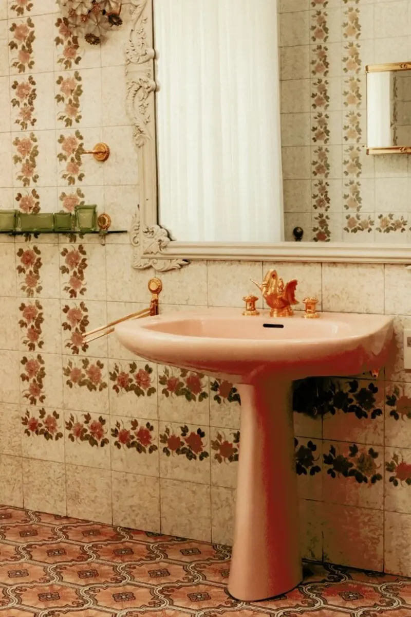 The Pink Sink pellicola backlit da Sebastian Hilgetag