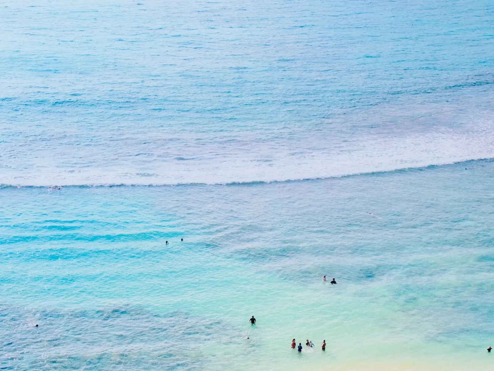 Hawaii Blauer Ozean Leinwand mit Schattenfugenrahmen von KISSA STUDIO