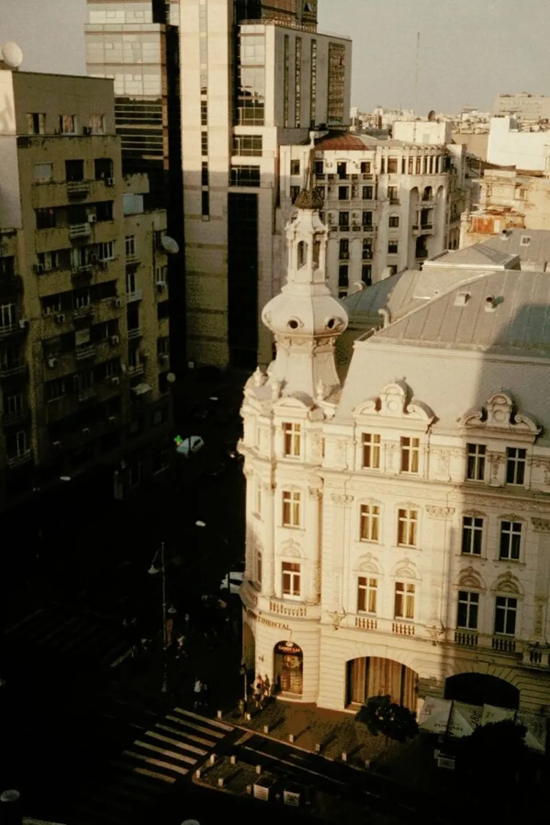Analog Series Bucharest Love pellicola backlit da Sebastian Hilgetag
