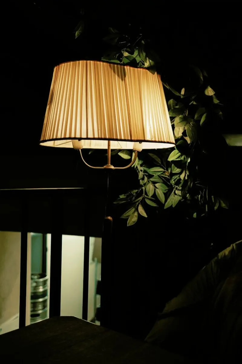 Lamp In The Cafe alluminio dibond da Sebastian Hilgetag