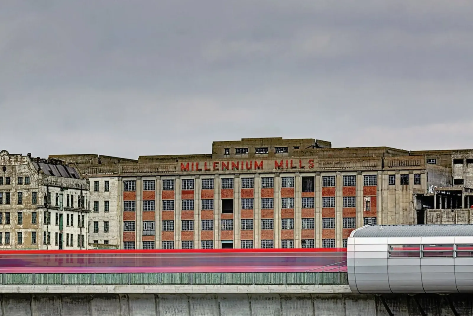 Millenium Mills poster con telaio in legno da Michael Belhadi