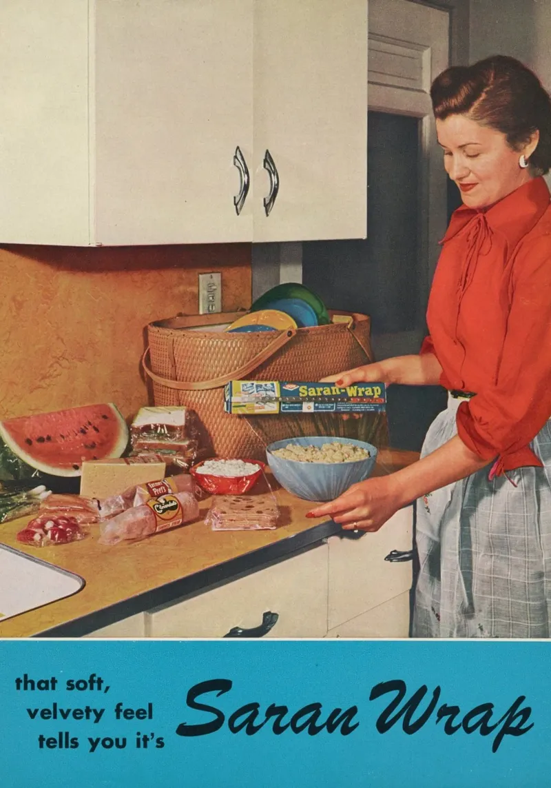 Pubblicità d'epoca del Saran Wrap - Scena di cucina degli anni '50 poster da ClubArt