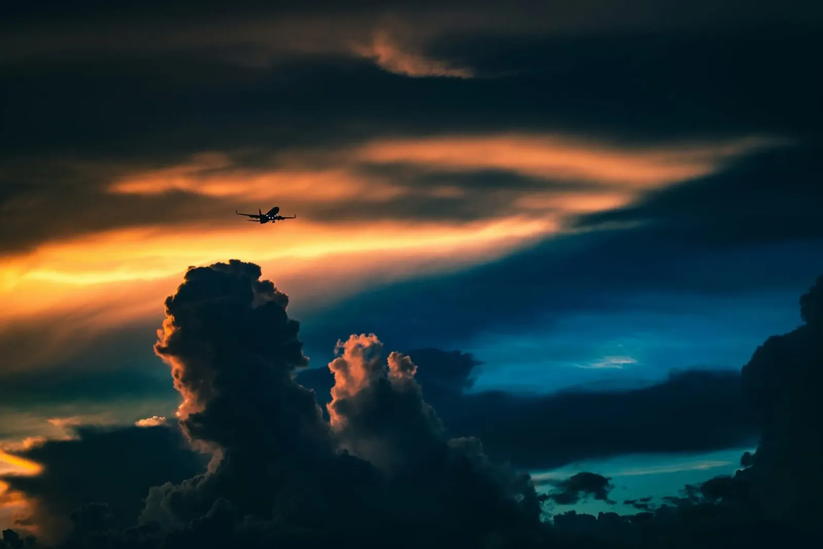 volo crepuscolare pellicola backlit da home of clouds