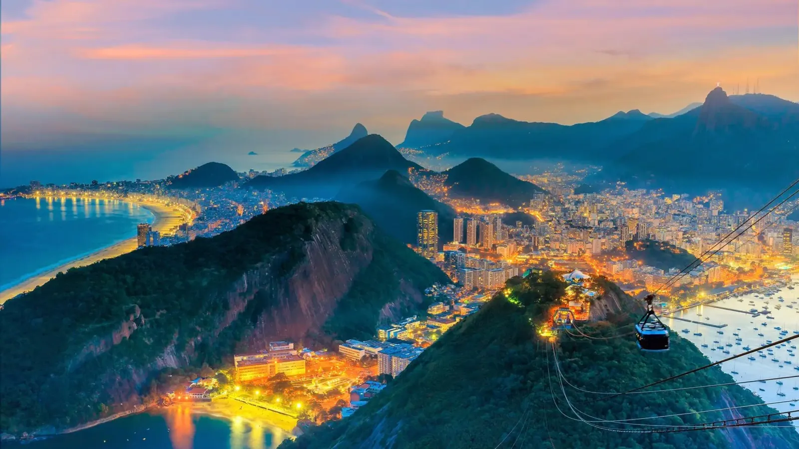 Copacabana e Botafogo di notte, Rio de Janeiro, Brasile poster con telaio in alluminio da PhotoVibe Decor