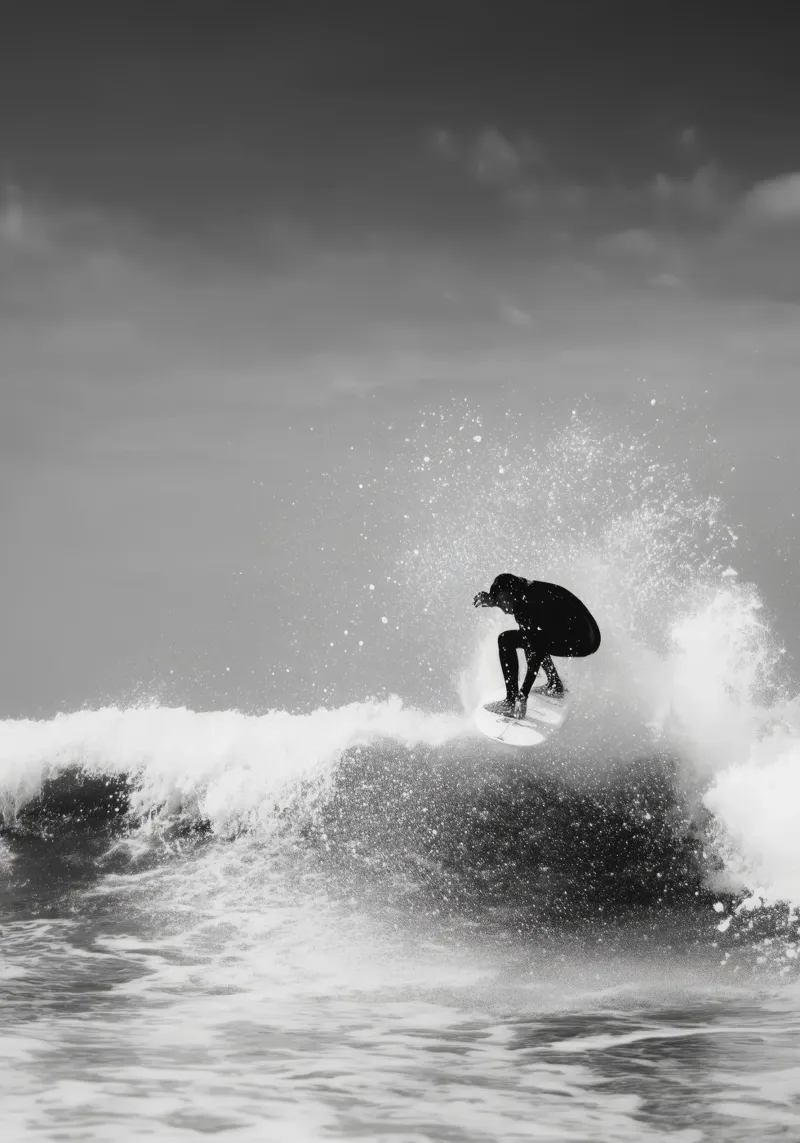 Surfer in Motion - Black and White Wave Action Poster pellicola backlit da Vela Luna