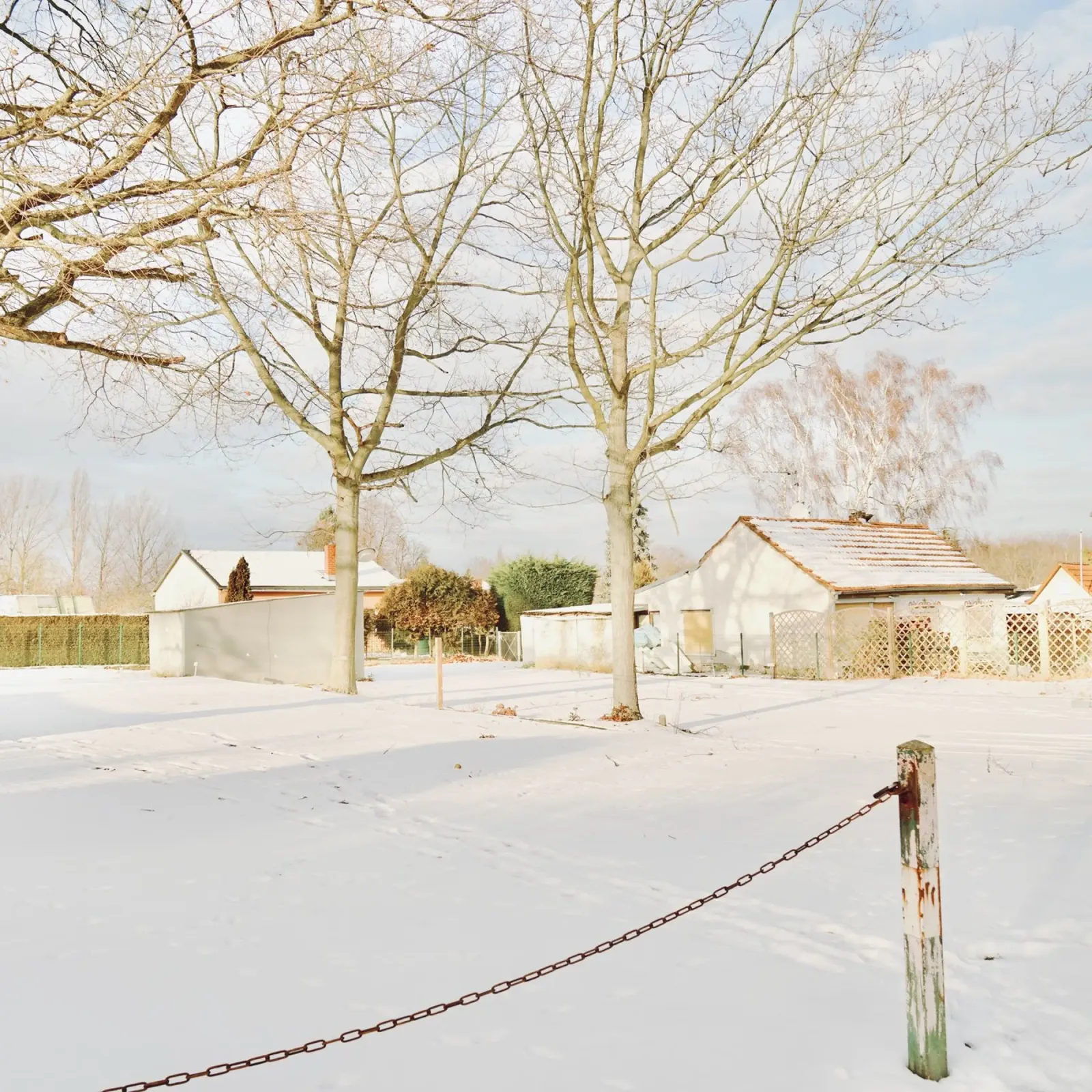 Giornata di sole dopo la neve poster con telaio in plastica da KISSA STUDIO