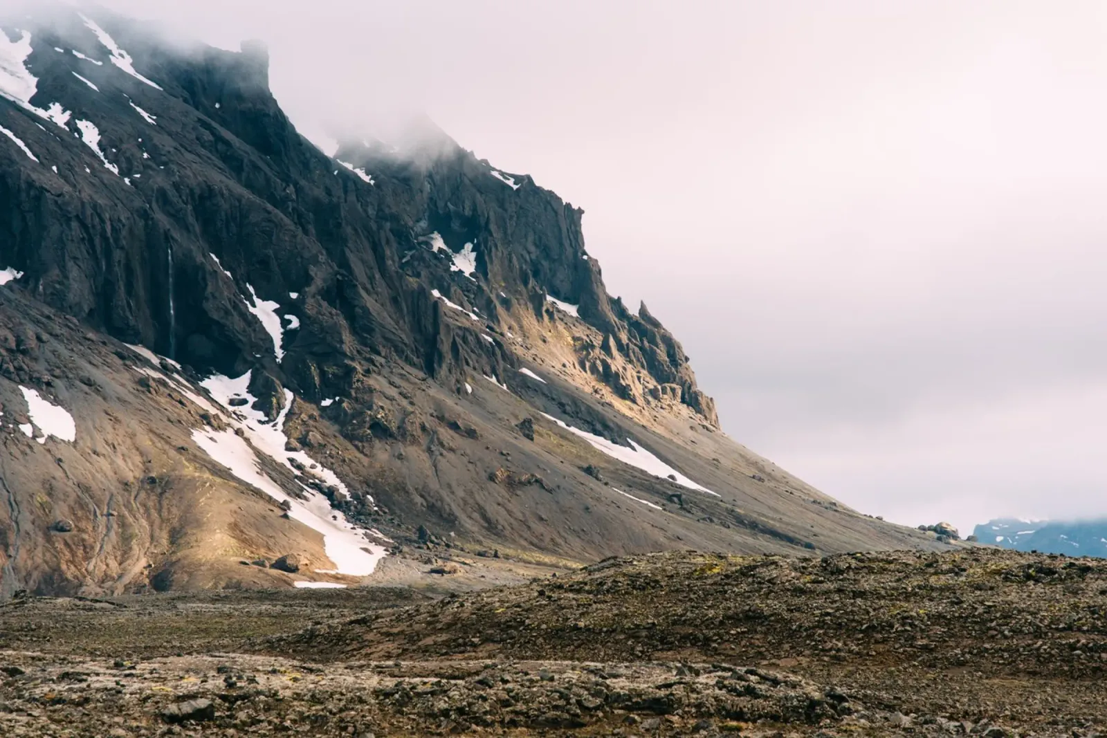 Whispering Peaks, Islanda poster con telaio in plastica da PhotoVibe Decor