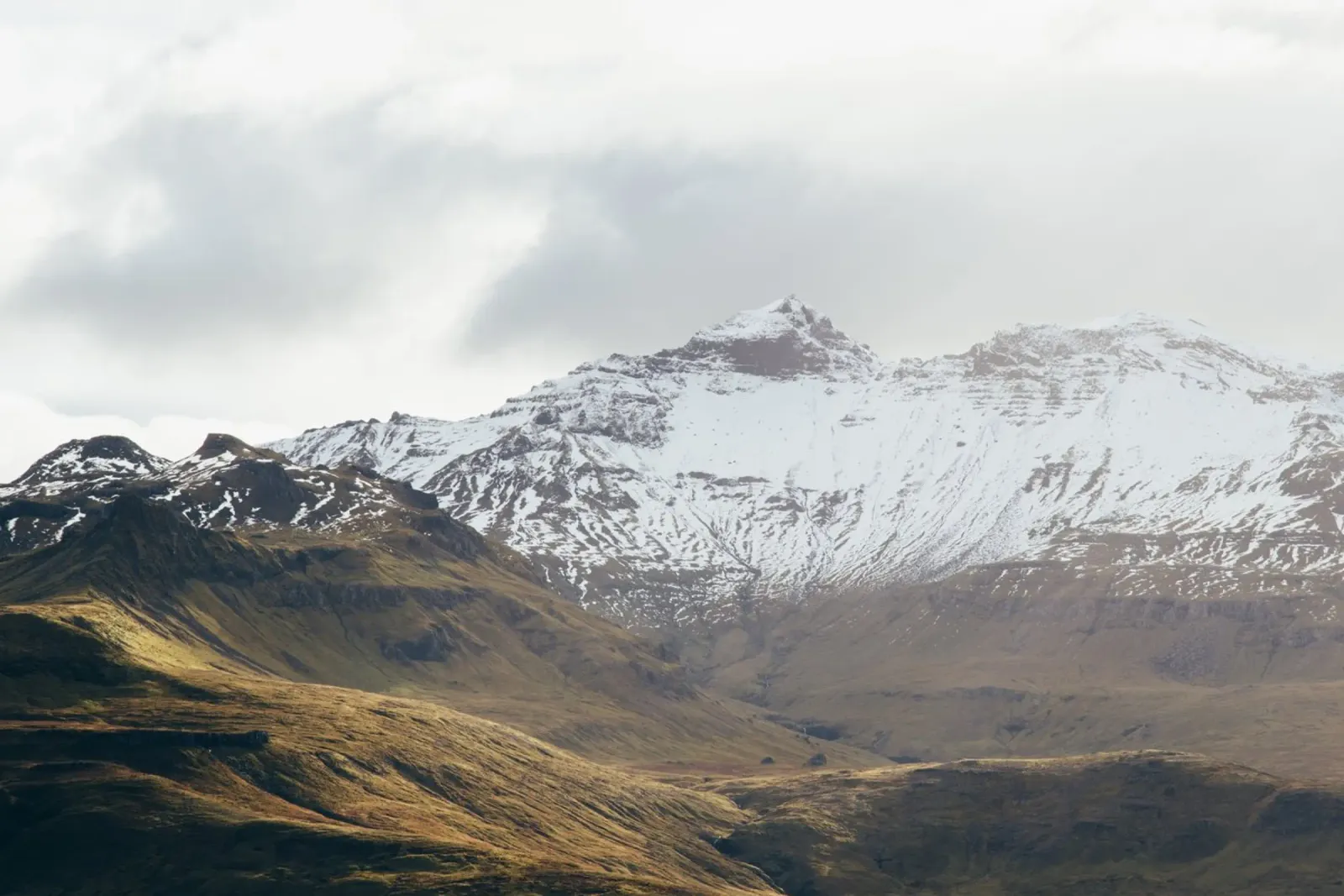 Whispering Peaks, Islanda poster da PhotoVibe Decor