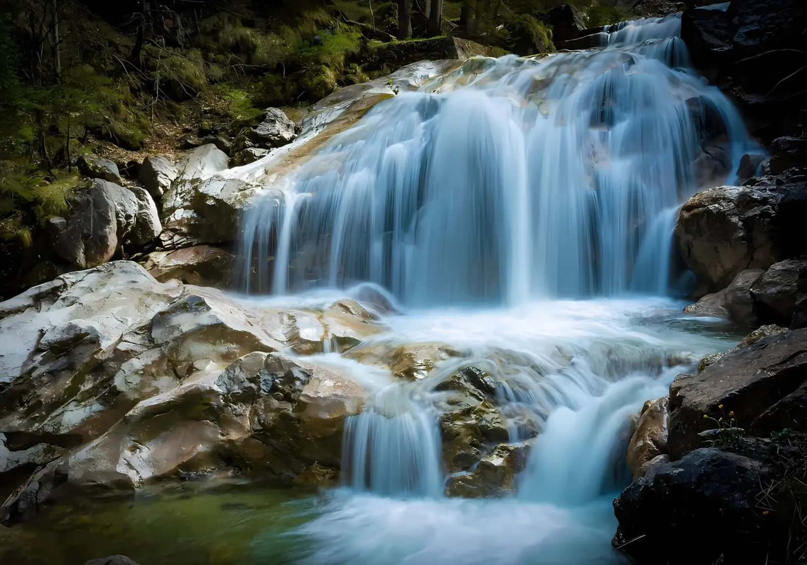 cascata rocce acqua che scorre pellicola backlit da MountainShop
