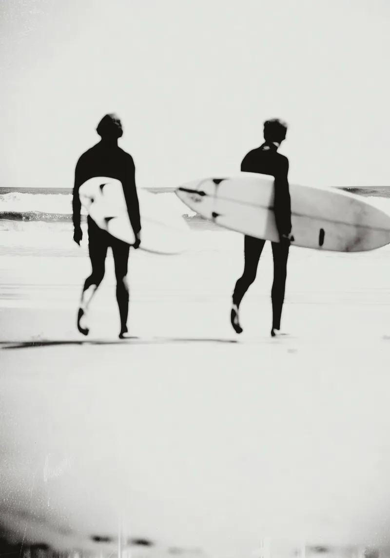 Surfers in Monochrome – Black and White Coastal Wall Art poster con telaio in legno da Vela Luna