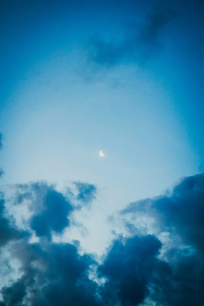 nuvole di luna crescente pellicola backlit da Earthly Visions