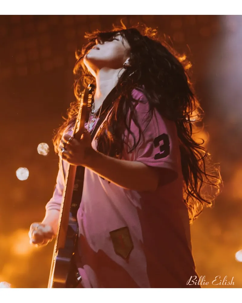 Suonare la chitarra - Billie Eilish poster da AudioLibrary