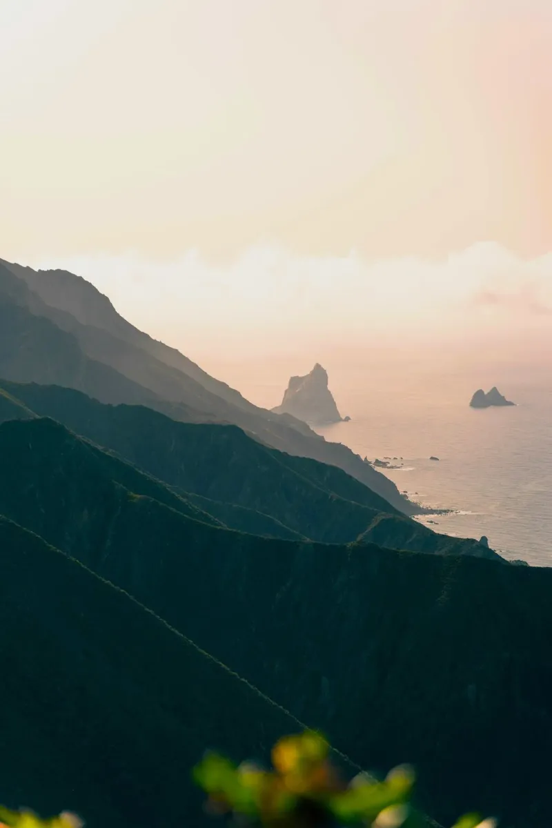 montagne oceano poster con telaio in plastica da Earthly Visions