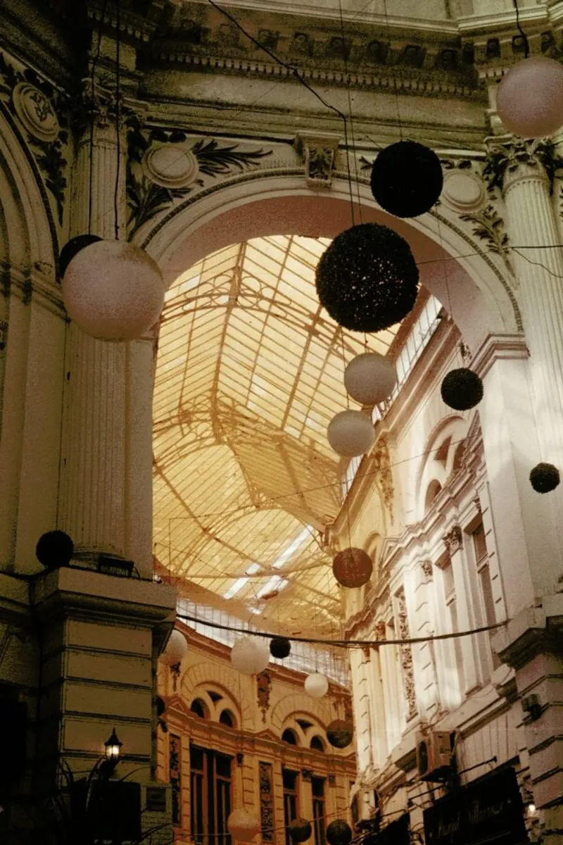 Analog Series Balloons In The Mall pellicola backlit da Sebastian Hilgetag