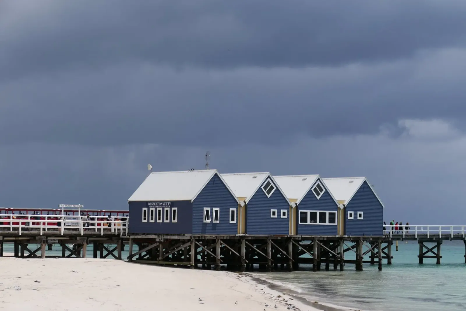 Temps orageux à la jetée de Busselton, Australie occidentale poster avec cadre en plastique de byrieneke
