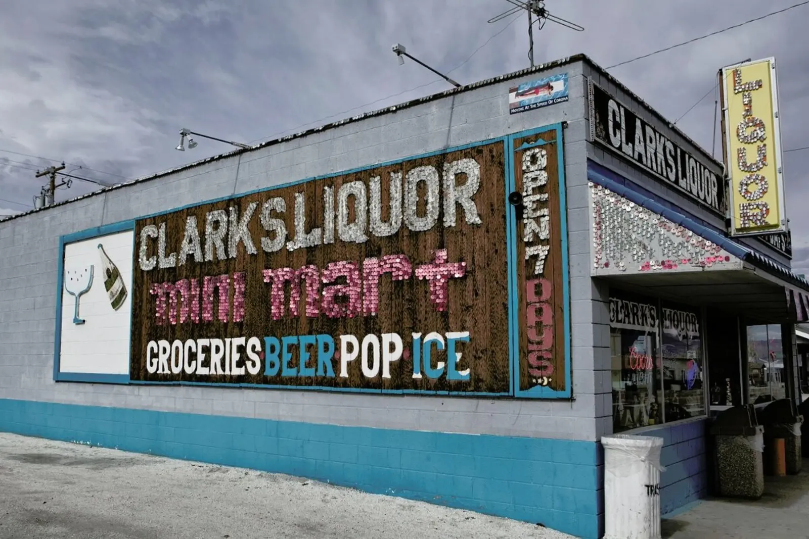 Liquor Store Hawthorne pellicola backlit da Marc Gruninger