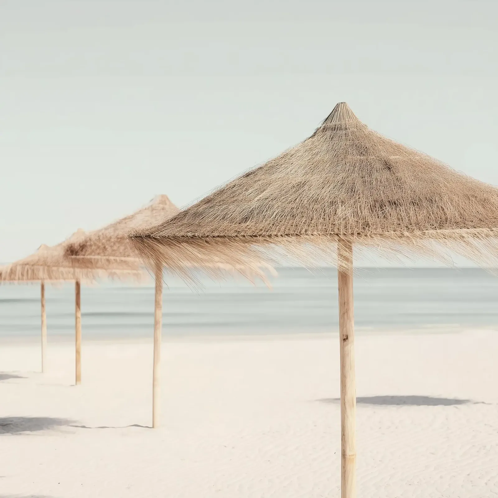 Coastal Calm – Minimalist Beach Photography pellicola backlit da Vela Luna