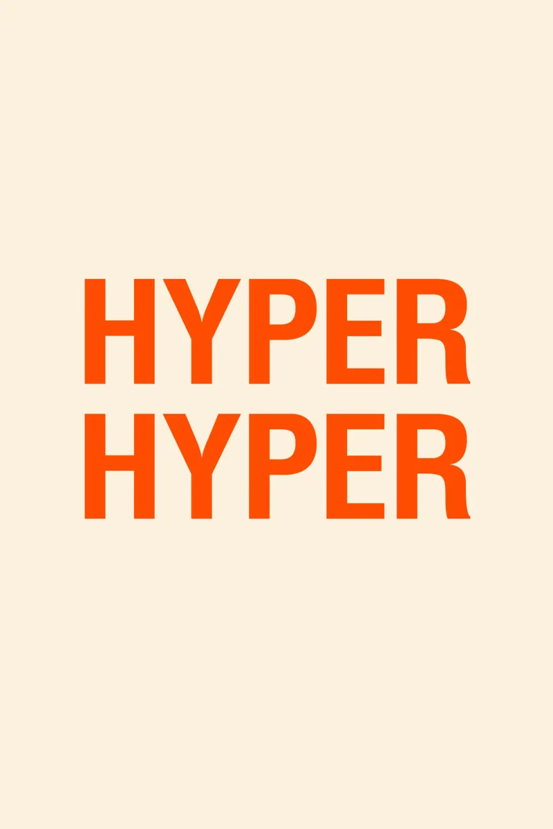 Hyper Hyper – Lautes Typo Poster mit 90s-Feeling & Humor alluminio dibond da The Typo Dept.