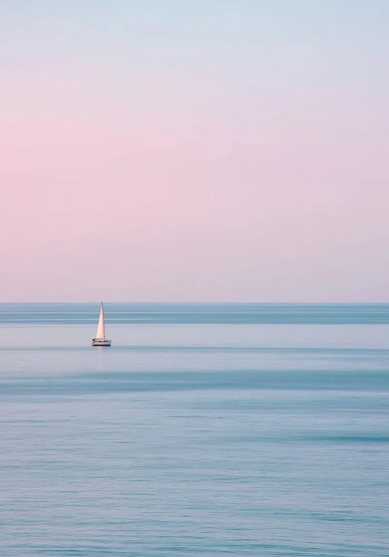 Sailing Still – Minimalist Ocean Photography pellicola backlit da Vela Luna