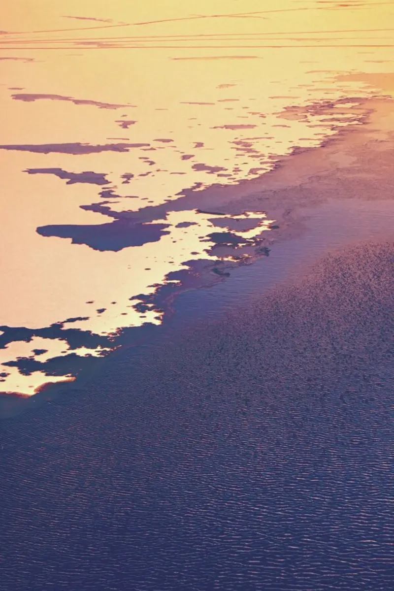 The Shore pellicola backlit da Pale Grain