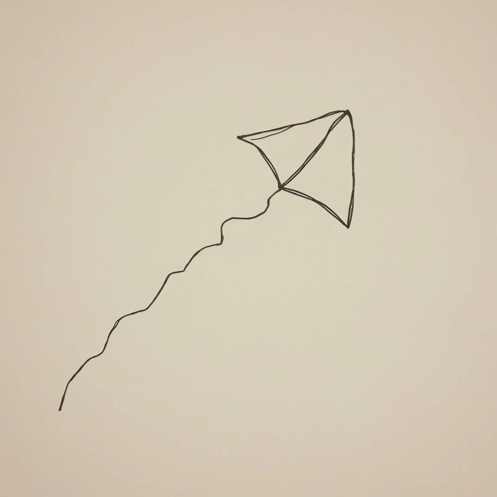 Aquilone che si libra in volo con una coda fluente attaccata, mostrando una gioiosa pellicola backlit da DesignDoodle
