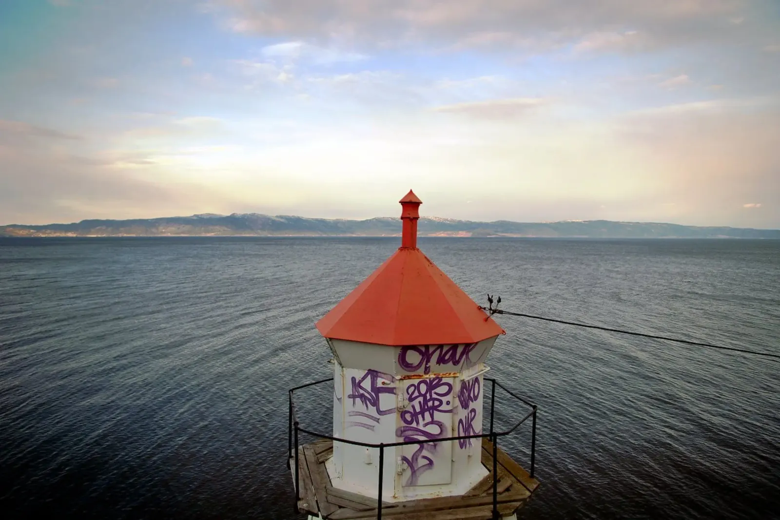 The Tagged Beacon poster con telaio in legno da zenitt
