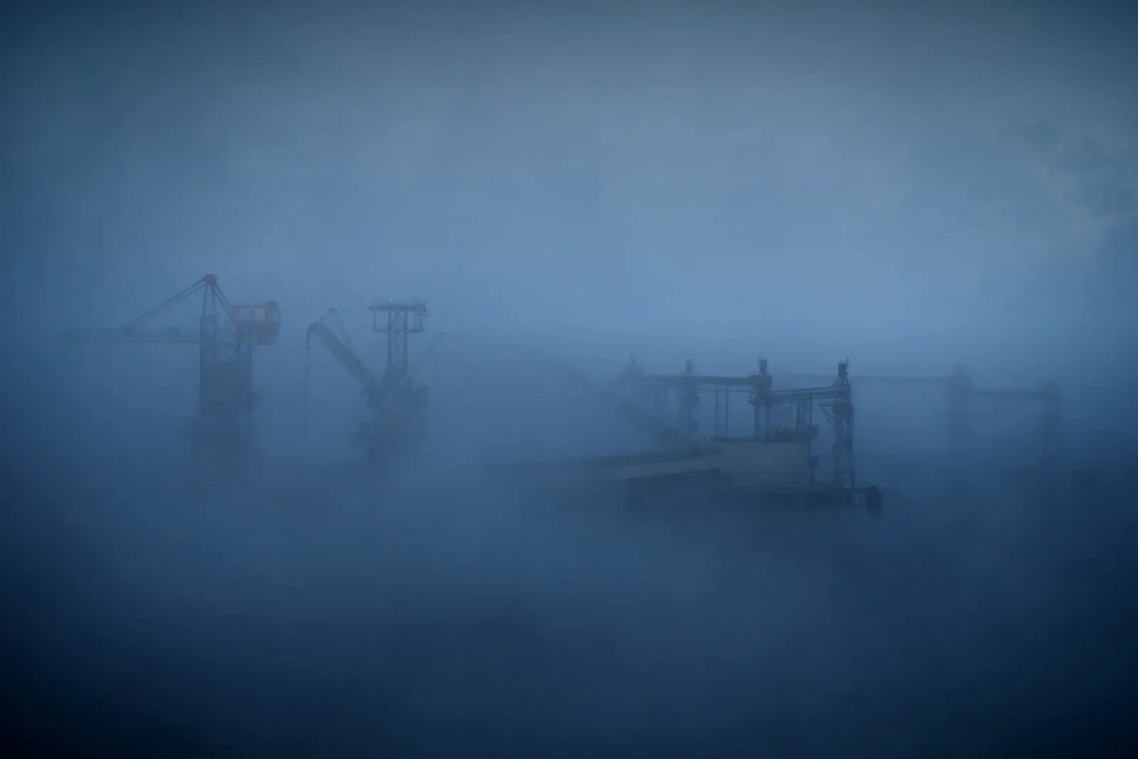Leviathans in the Mist pellicola backlit da zenitt