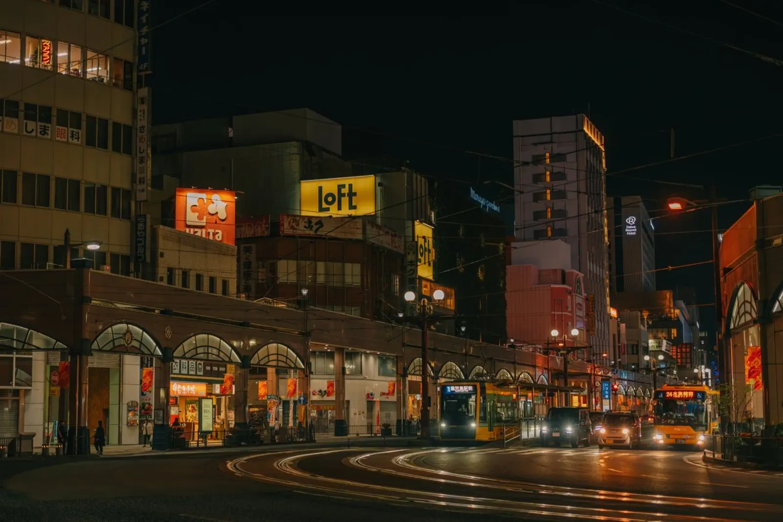 Scena notturna di strada a Kagoshima, Giappone pellicola backlit da Marcel Bisig