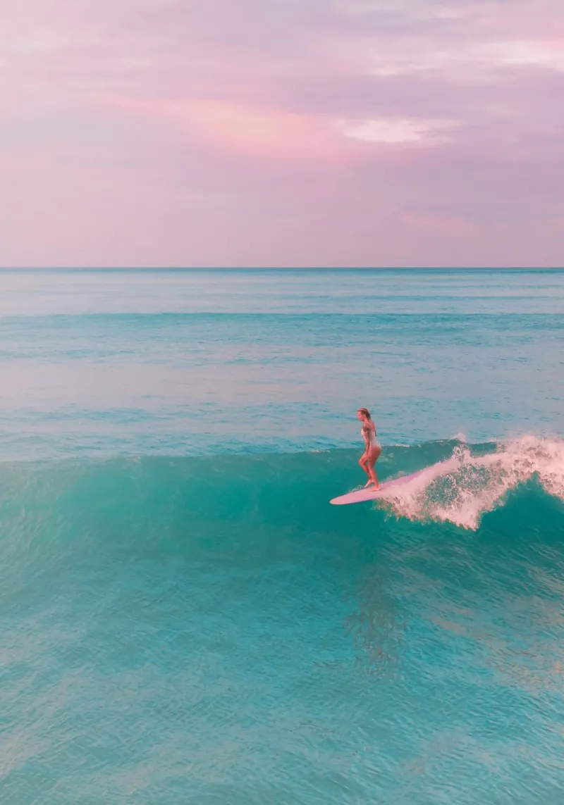 Weibliche Surferin Rosa Himmel Türkis Ozean Kunst Poster von dawnthesea