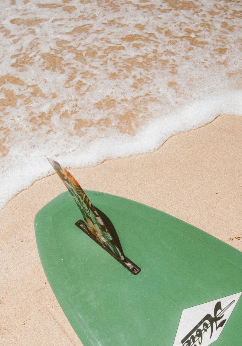 Hobie Surfboard Beach Shoreline Surf Art poster con telaio in plastica da dawnthesea