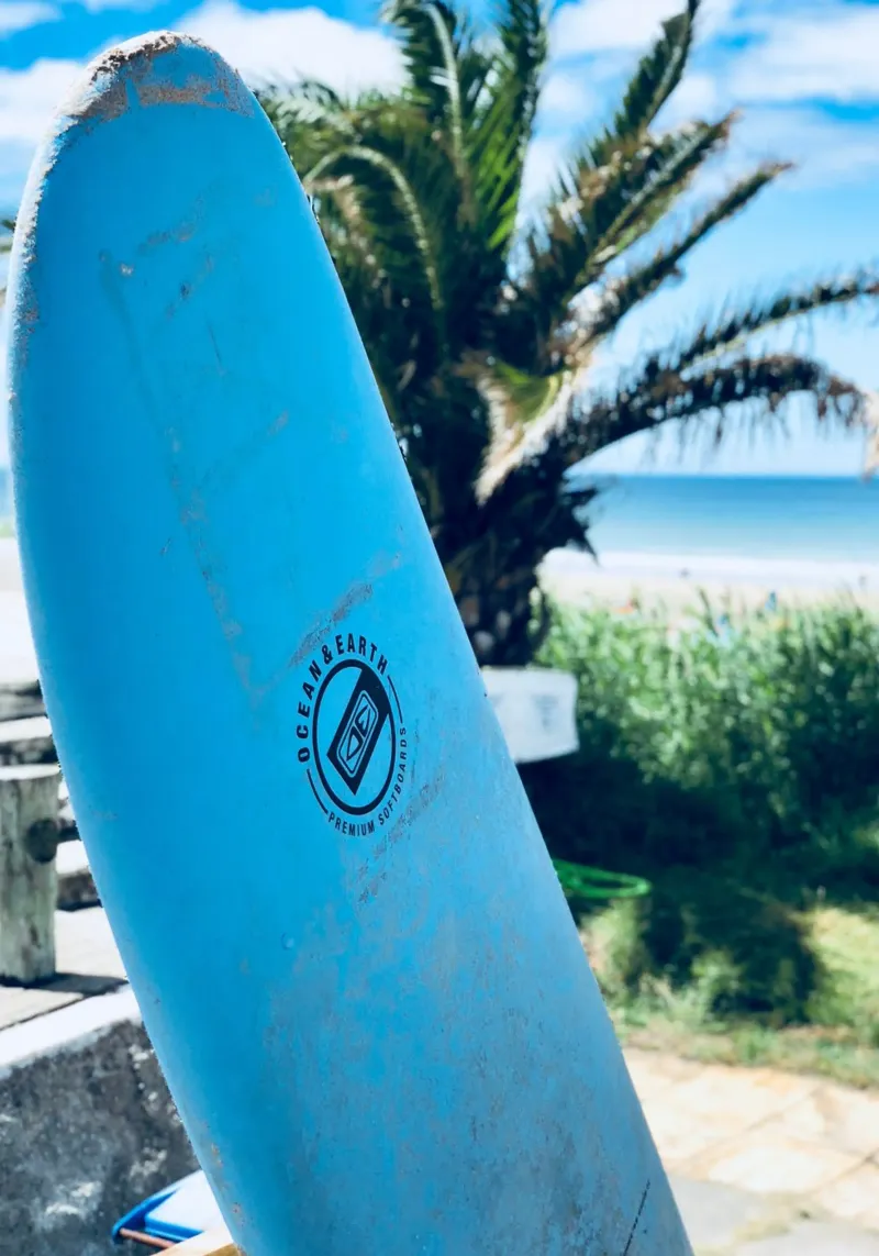 Oceaan & Aarde Surfplank Kuststrand Vibes Kunst poster met houten frame van dawnthesea