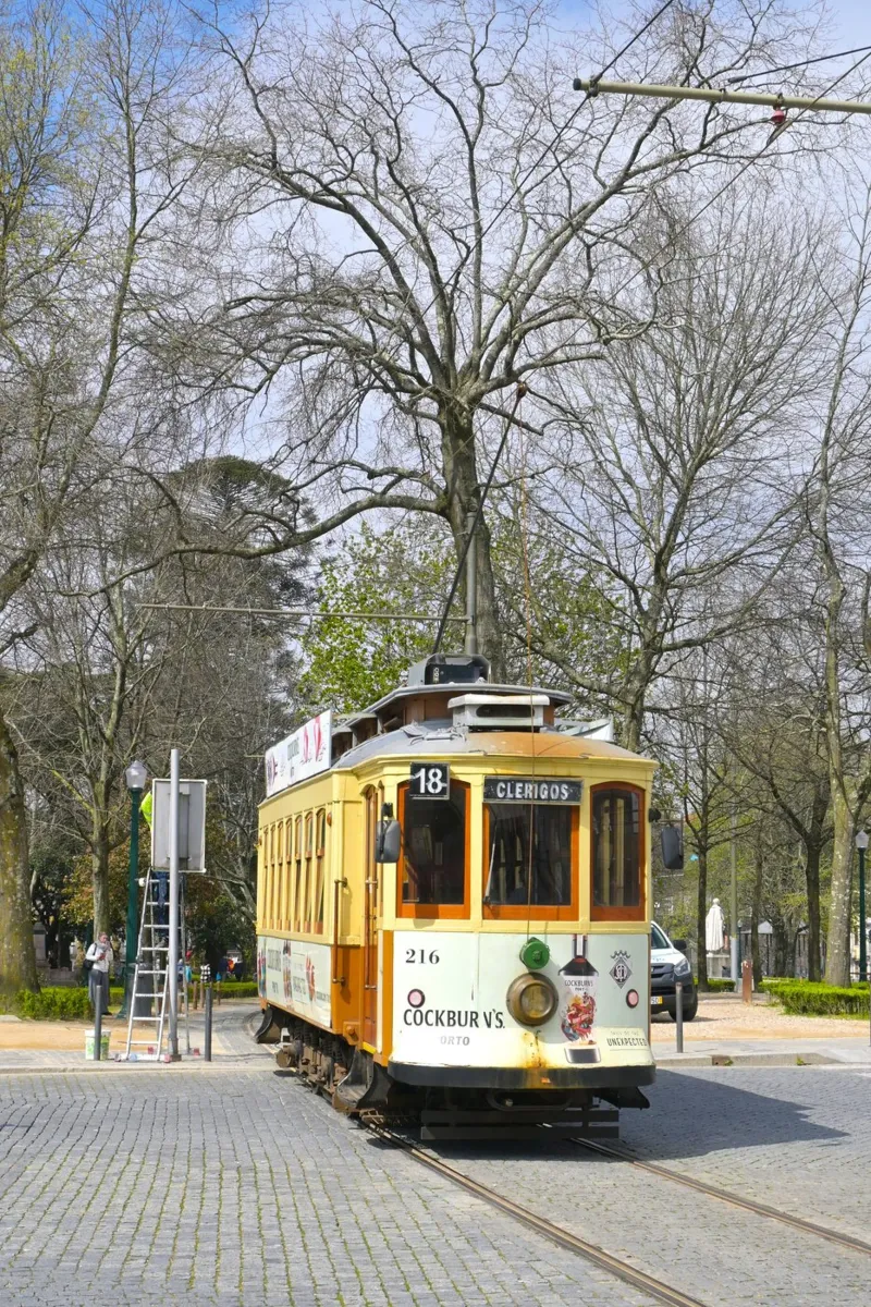 Tram giallo d'epoca a Porto pellicola backlit da byrieneke