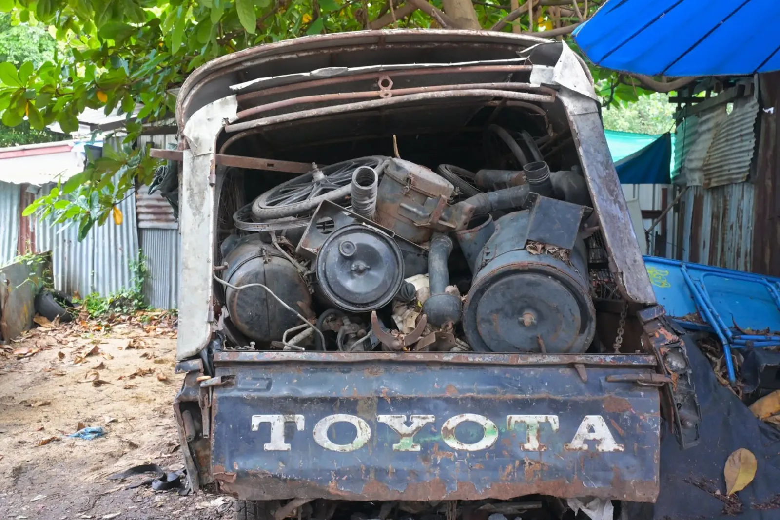 Verroeste Toyota vrachtwagen in Talat Noi Bangkok aluminium-dibond van byrieneke