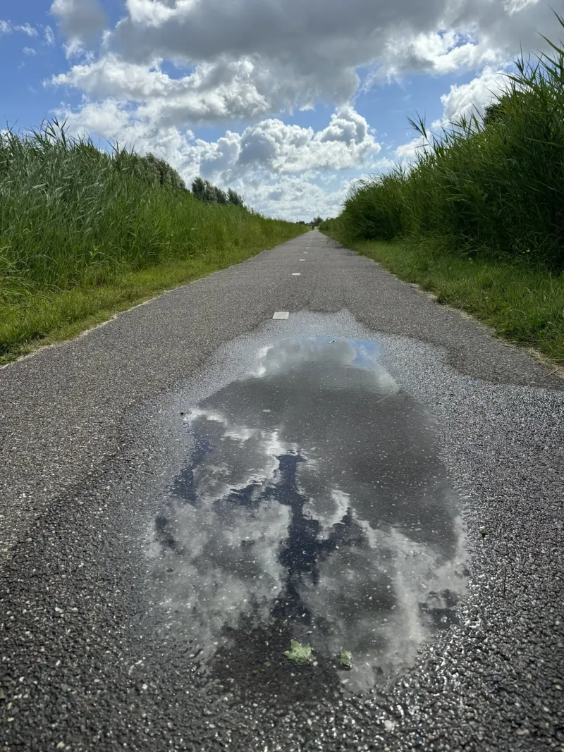 Riflessi di un cielo nuvoloso a Leeuwarden pellicola backlit da byrieneke