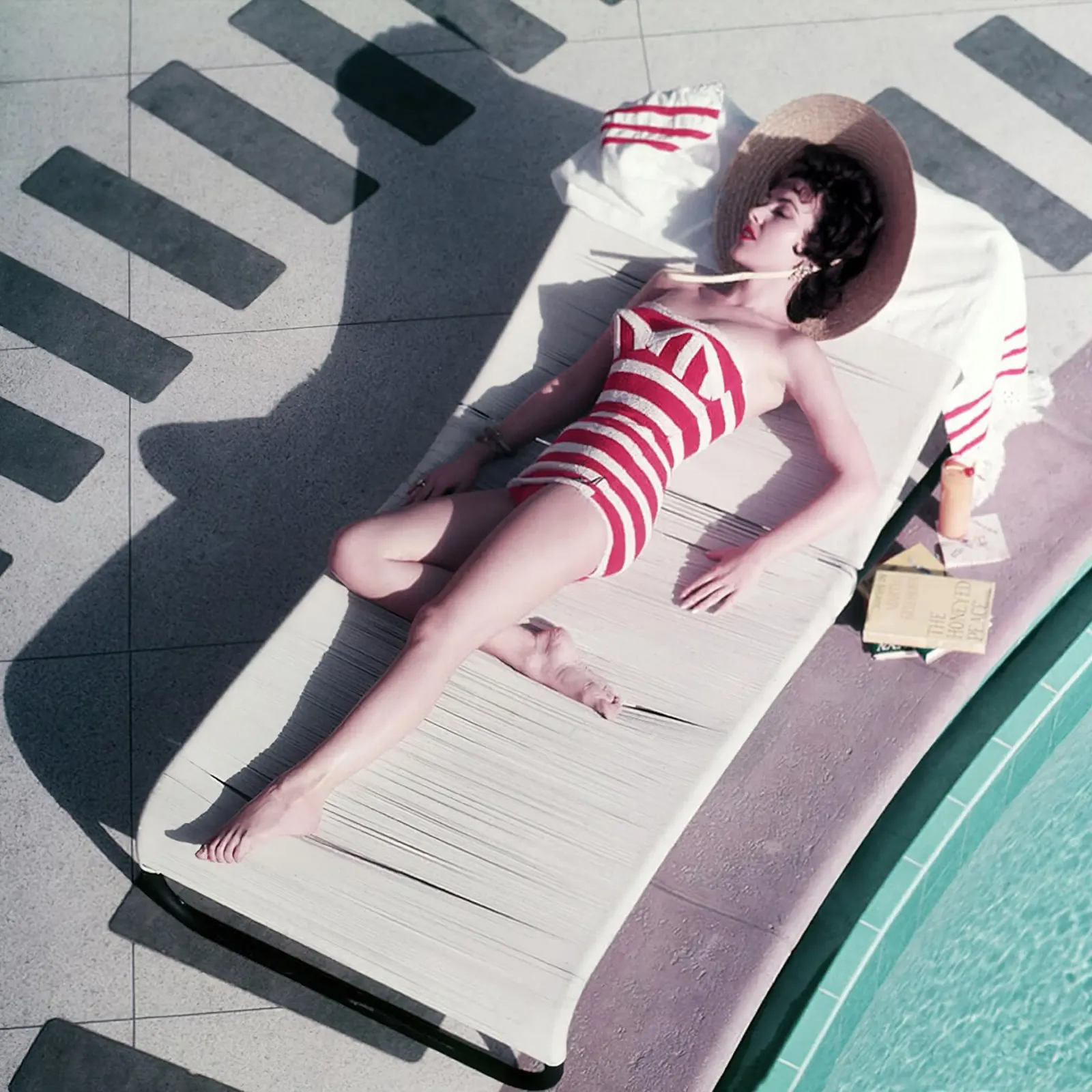 L'attrice austriaca Mara Lane a bordo piscina in un abito rosso pellicola backlit da jason shop