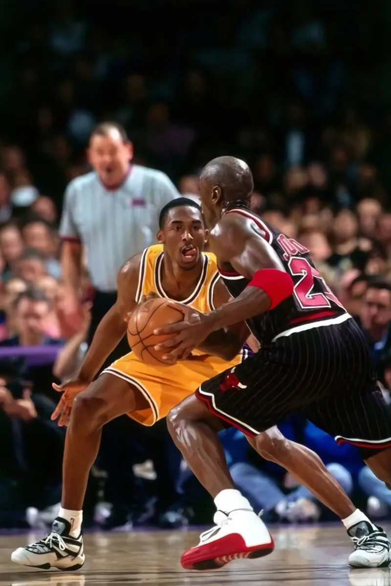 Duello tra leggende dei Lakers carta hahnemühle da FAKE ARTWORK STORE