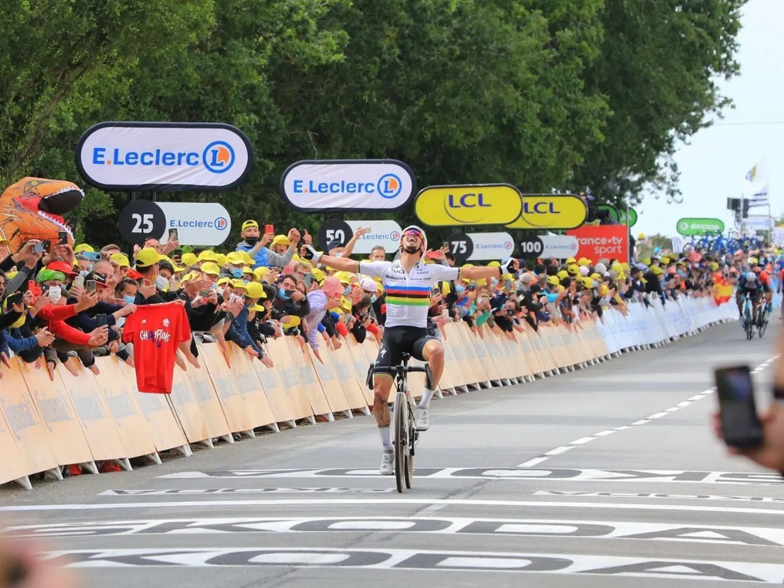 La celebrazione di Julian Alaphilippe pellicola backlit da Goodshops