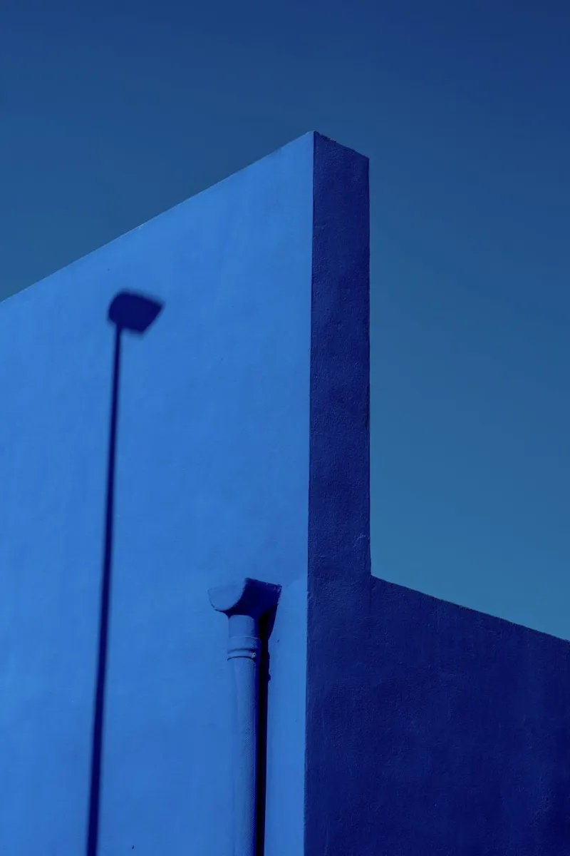 minimal blue wall pellicola backlit da prindy