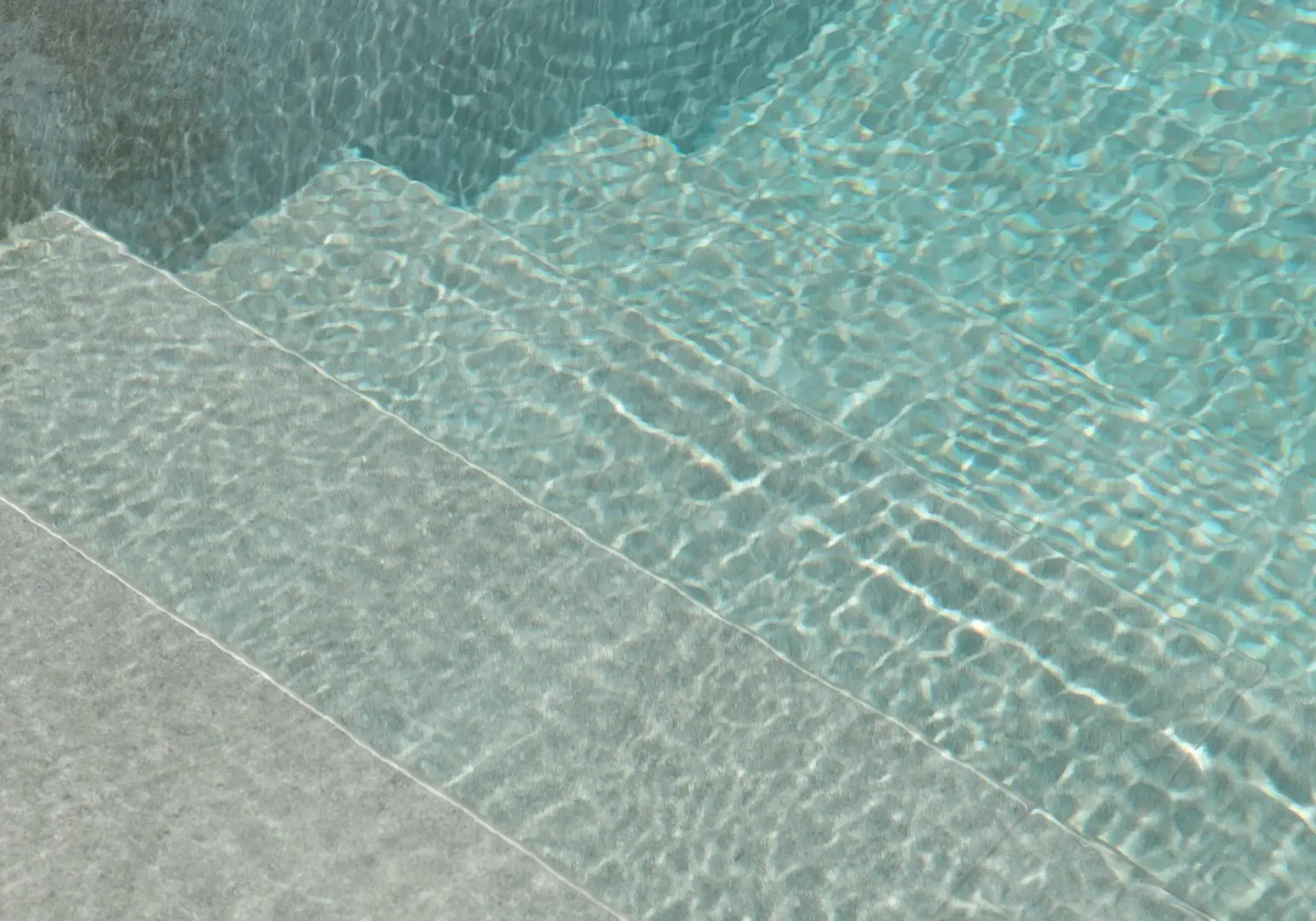 Blue swimming pool water with steps plexiglass da Kimberley Jekel Photography