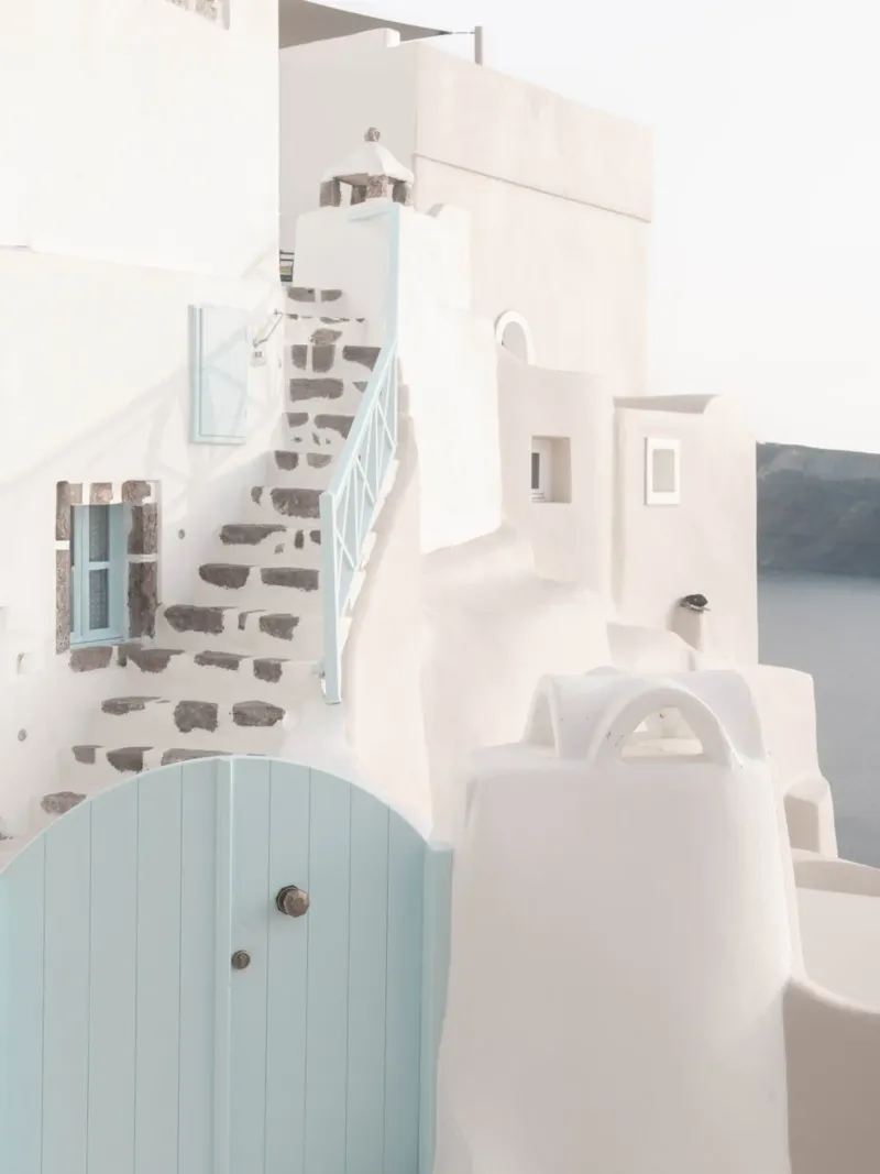 Minimal white Greek building with blue gate in Santorini plexiglass da Kimberley Jekel Photography