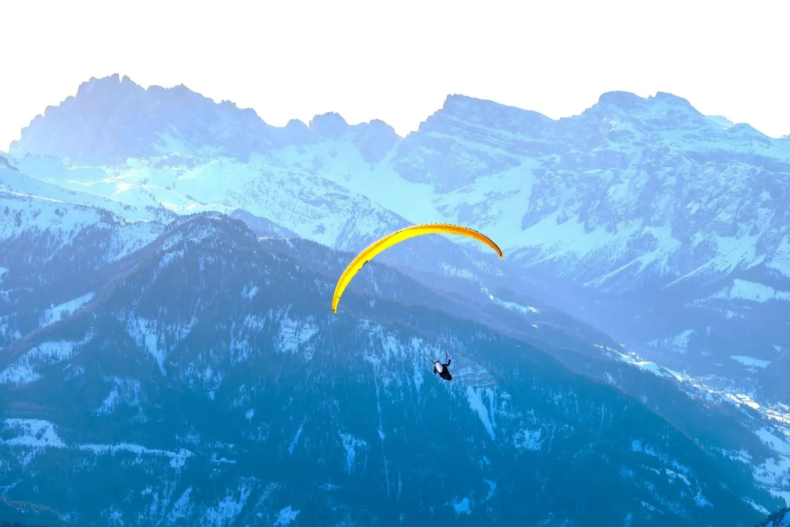 montagne neve poster con telaio in alluminio da Earthly Visions