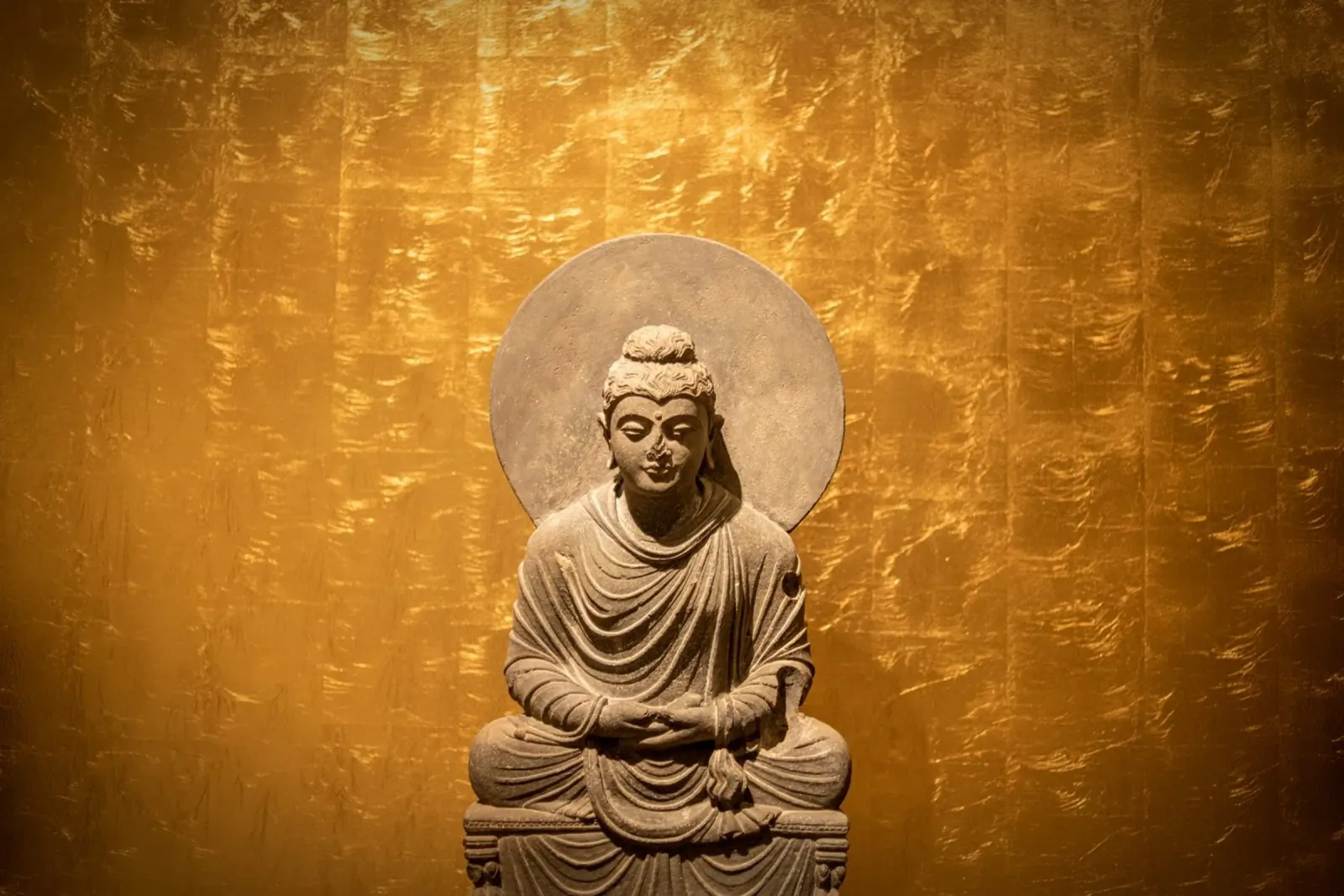 Buddhastatue vor goldener Wand im Meditationssitz poster con telaio in alluminio da Bilderwelt - Kunst für die Wand