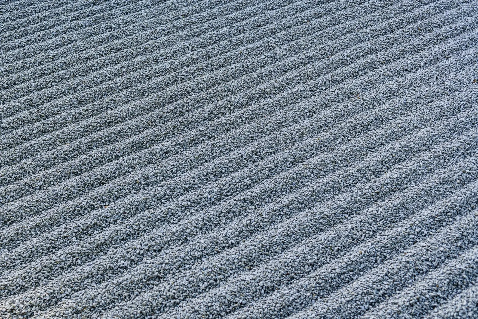 Il disegno dei ciottoli nel giardino zen: linee di tranquillità poster con telaio in plastica da Bilderwelt - Kunst für die Wand