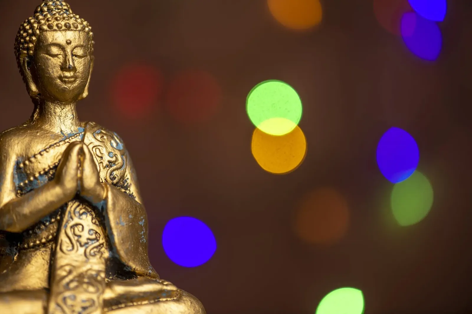 Buddha d'oro con giochi di luce colorati pellicola backlit da Bilderwelt - Kunst für die Wand