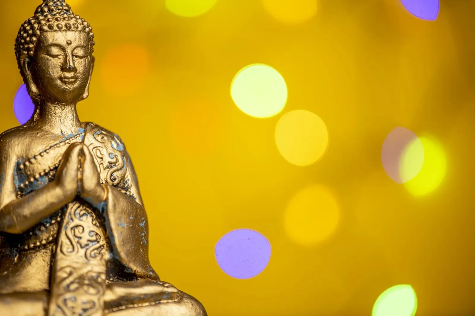 Bouddha doré devant un cercle de lumière jaune hahnemühle de Bilderwelt - Kunst für die Wand
