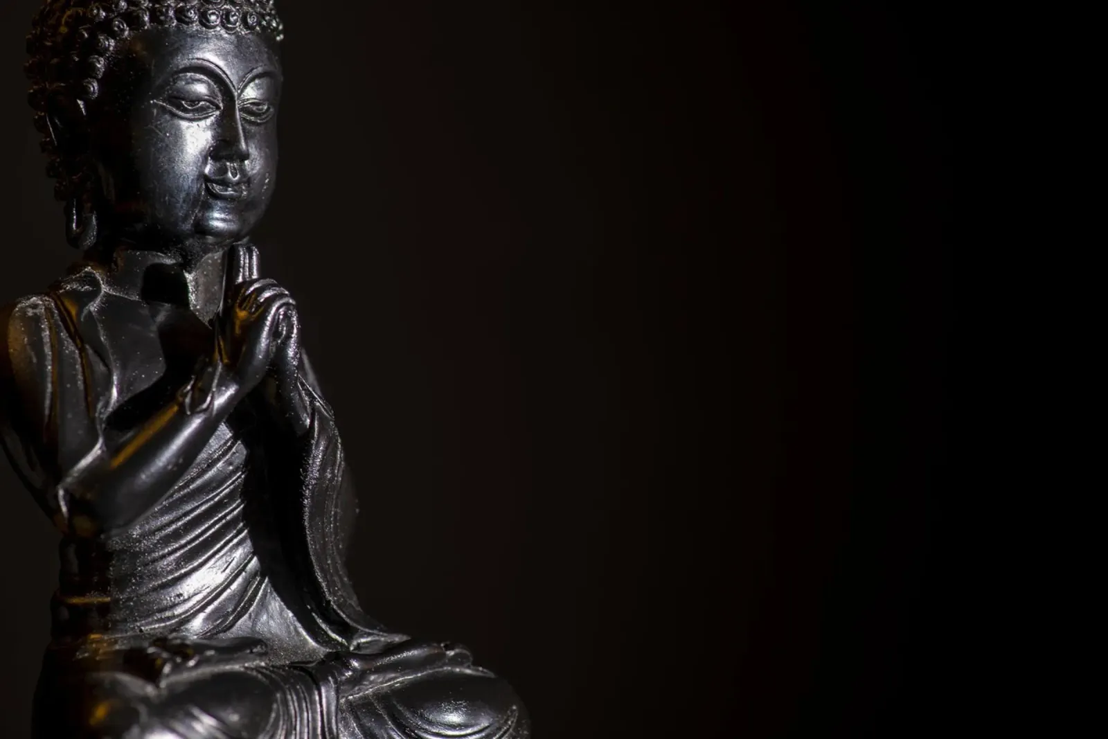 Meditativer Buddha vor schwarzem Hintergrund Poster mit Aluminium Rahmen von Bilderwelt - Kunst für die Wand