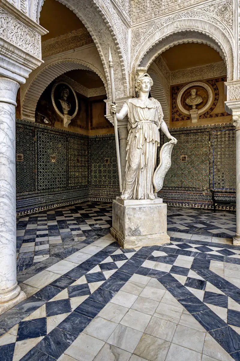 Antike Statue im Innenhof der Casa de Pilatos Leinwand mit Schattenfugenrahmen von Bilderwelt - Kunst für die Wand
